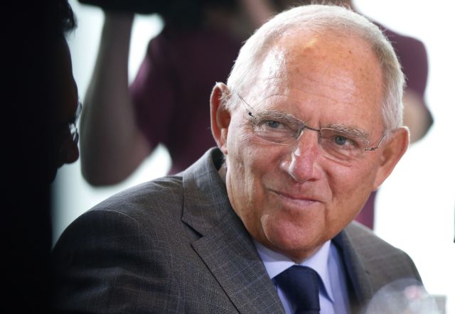 Με χαμόγελο απαντά ο Σόιμπλε για την ηγεσία του γερμανικού ΥΠΟΙΚ